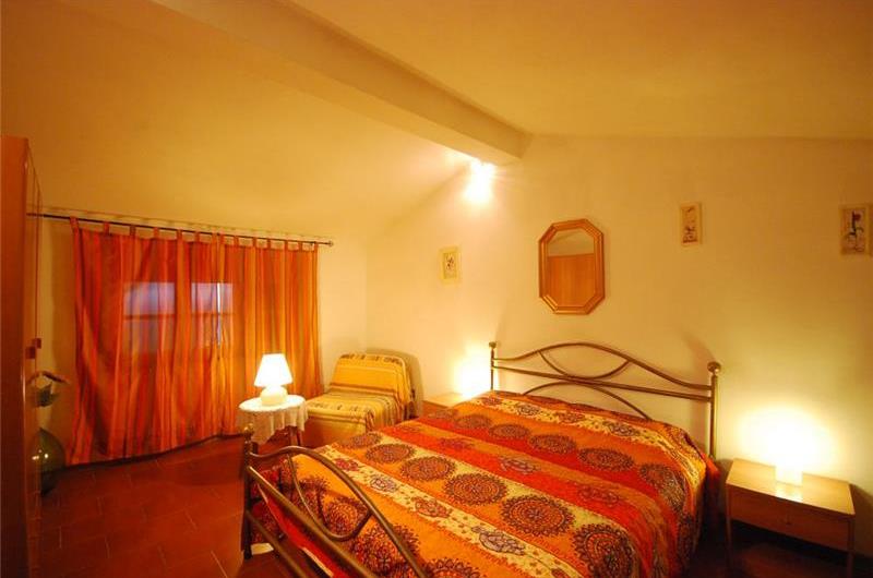 Lovely Spacious 3 Bedroom Villa with Pool and Beautiful Lake Trasimeno Views, Umbria - sleeps 6