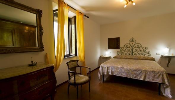 Spacious 6 bedroom villa with pool near Perugia, sleeps 12