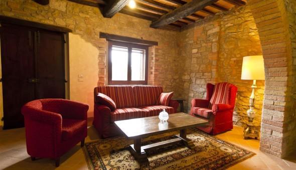 Spacious 6 bedroom villa with pool near Perugia, sleeps 12