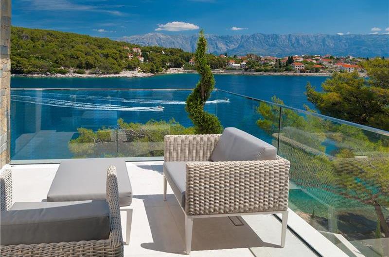 Spectacular 4 Bedroom Luxury Villa with Infinity Pool on Brac Island, sleeps 8