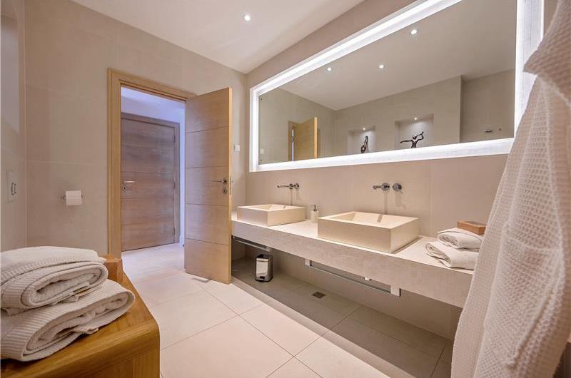 4 Bedroom Villa with Pool, Sumartin, sleeps 8