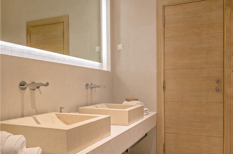 4 Bedroom Villa with Pool, Sumartin, sleeps 8