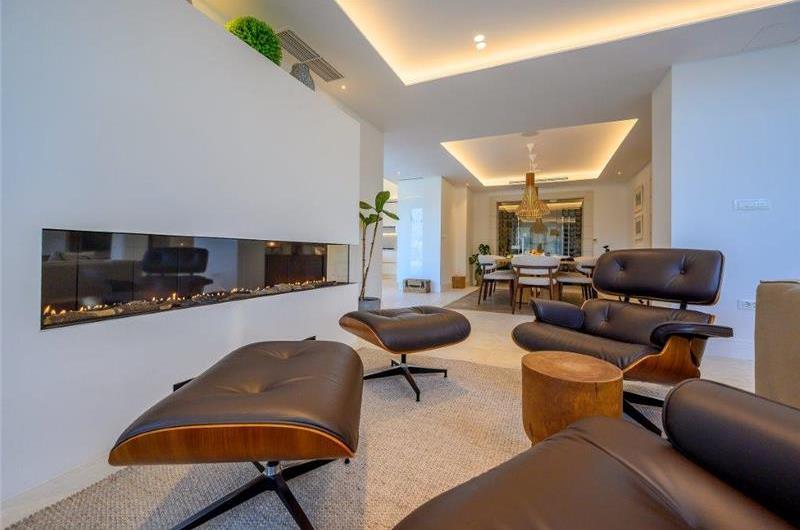 4 Bedroom Villa with Pool, Sumartin, sleeps 8