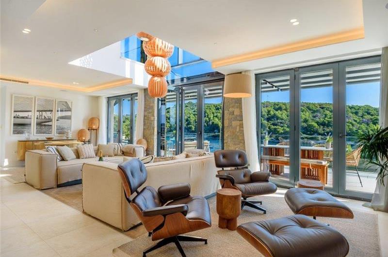 4 Bedroom Villa with Pool, Sumartin, sleeps 8