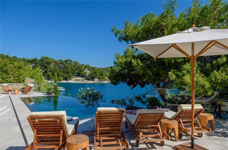 4 Bedroom Villa with Pool, Sumartin, sleeps 8