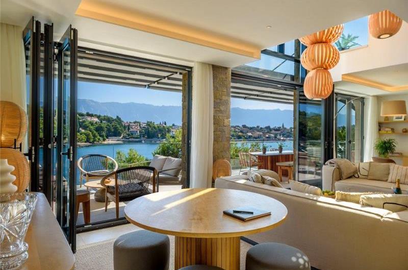 4 Bedroom Villa with Pool, Sumartin, sleeps 8