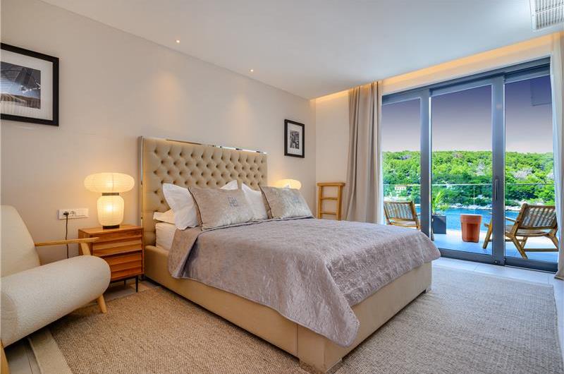 4 Bedroom Villa with Pool, Sumartin, sleeps 8