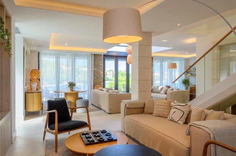 4 Bedroom Villa with Pool, Sumartin, sleeps 8