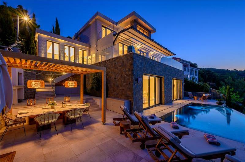 4 Bedroom Villa with Pool, Sumartin, sleeps 8