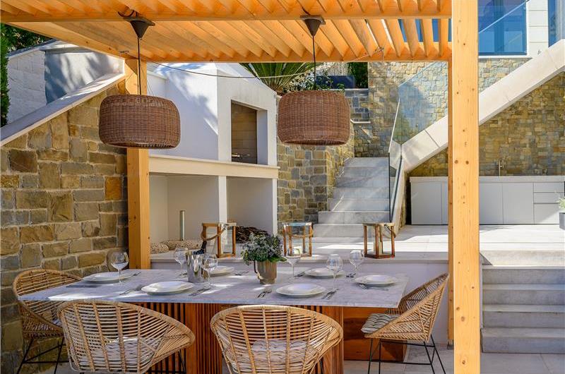 4 Bedroom Villa with Pool, Sumartin, sleeps 8