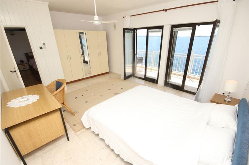 5 Bedroom Sea Front Villa near Trogir sleeps 10-11