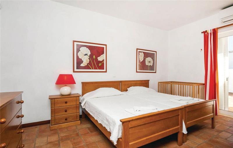 3 Bedroom Villa with Pool near Praia dos Salgados, sleeps 6