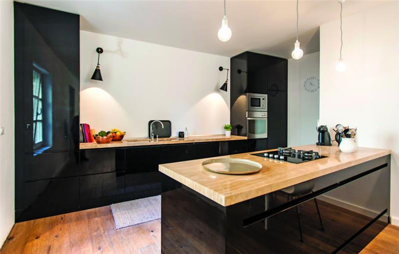 4 Bedroom Villa with Pool in Split City, sleeps 8
