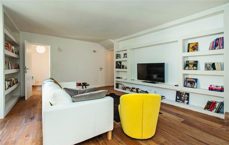 4 Bedroom Villa with Pool in Split City, sleeps 8