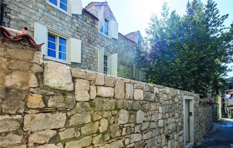 4 Bedroom Villa with Pool in Split City, sleeps 8