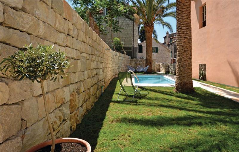 4 Bedroom Villa with Pool in Split City, sleeps 8