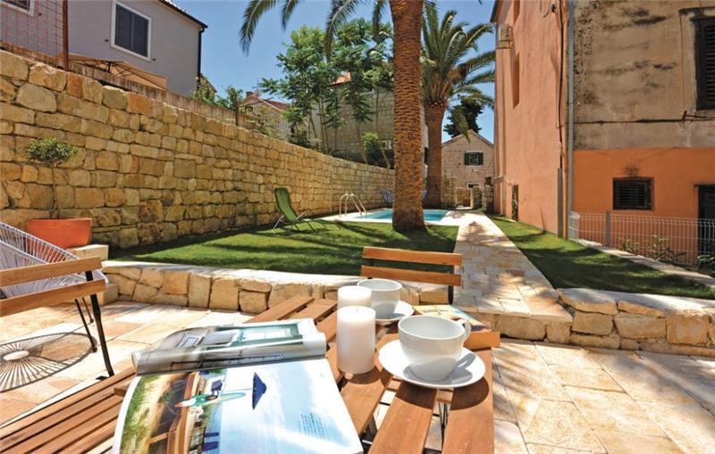 4 Bedroom Villa with Pool in Split City, sleeps 8