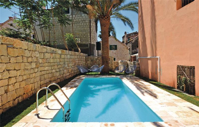 4 Bedroom Villa with Pool in Split City, sleeps 8