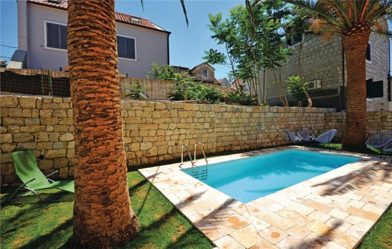 4 Bedroom Villa with Pool in Split City, sleeps 8