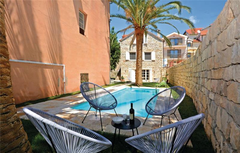 4 Bedroom Villa with Pool in Split City, sleeps 8