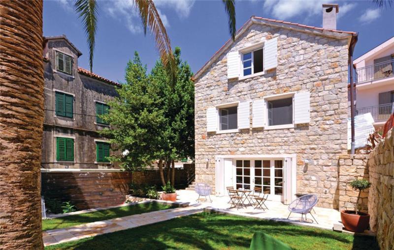 4 Bedroom Villa with Pool in Split City, sleeps 8