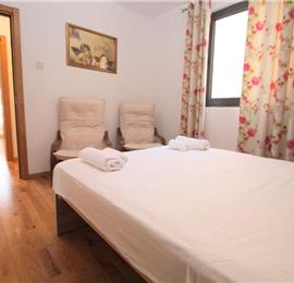 2 Bedroom Apartment with Shared Pool near Sveti Stefan, sleeps 4-6