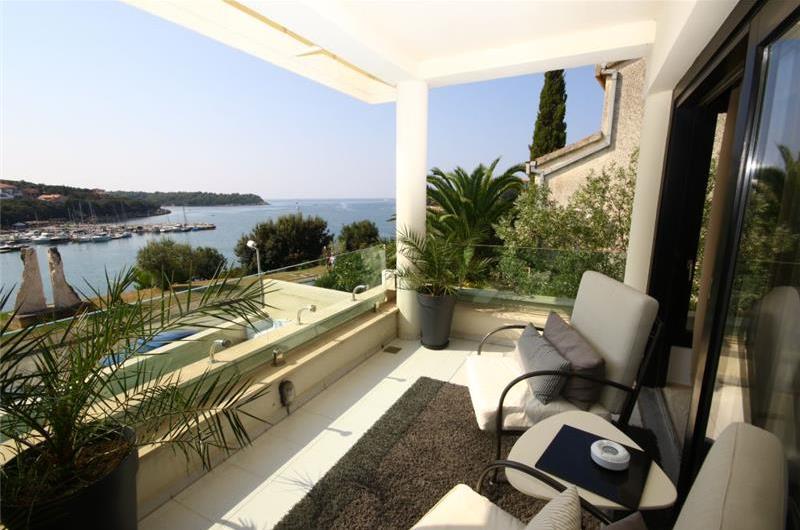 11 Bedroom Villa with Outdoor Pool and Indoor Penthouse Pool near Pula, sleeps 22-26