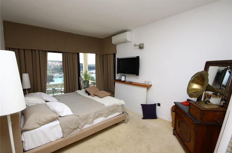 11 Bedroom Villa with Outdoor Pool and Indoor Penthouse Pool near Pula, sleeps 22-26