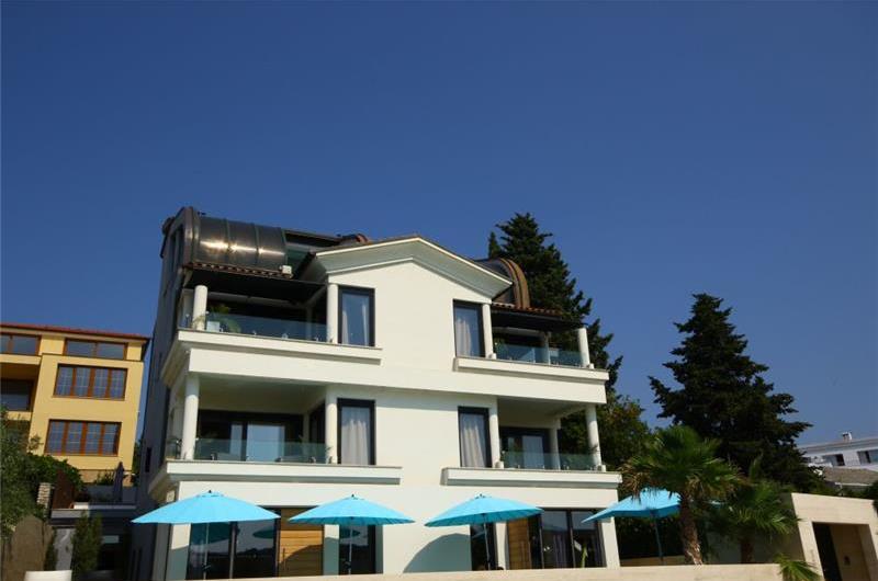 11 Bedroom Villa with Outdoor Pool and Indoor Penthouse Pool near Pula, sleeps 22-26