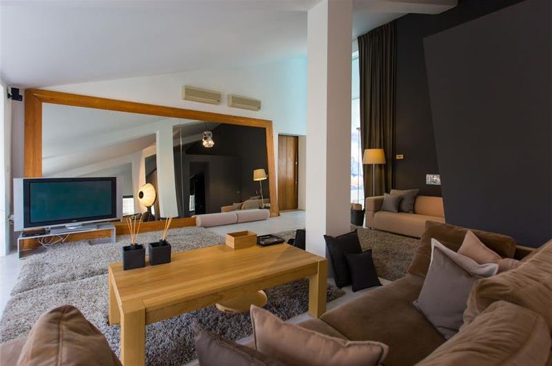 11 Bedroom Villa with Outdoor Pool and Indoor Penthouse Pool near Pula, sleeps 22-26