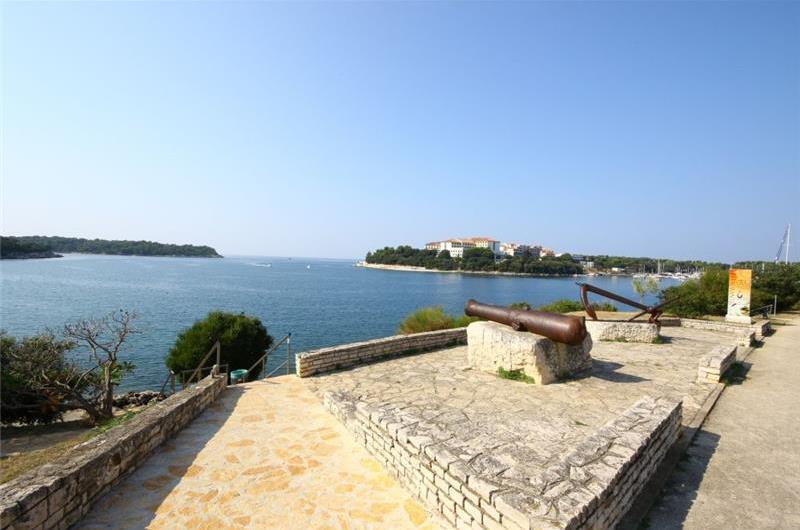 11 Bedroom Villa with Outdoor Pool and Indoor Penthouse Pool near Pula, sleeps 22-26