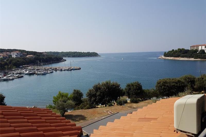11 Bedroom Villa with Outdoor Pool and Indoor Penthouse Pool near Pula, sleeps 22-26