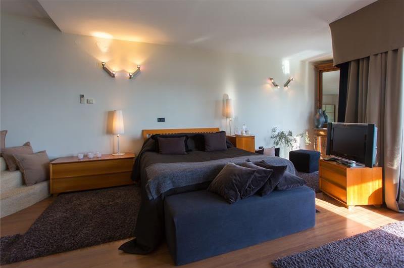 11 Bedroom Villa with Outdoor Pool and Indoor Penthouse Pool near Pula, sleeps 22-26