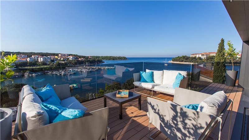 11 Bedroom Villa with Outdoor Pool and Indoor Penthouse Pool near Pula, sleeps 22-26