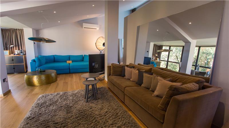 11 Bedroom Villa with Outdoor Pool and Indoor Penthouse Pool near Pula, sleeps 22-26