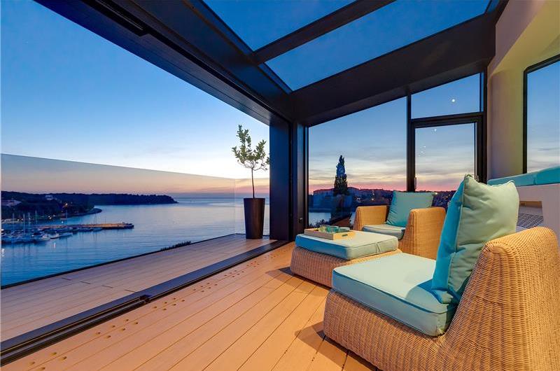 11 Bedroom Villa with Outdoor Pool and Indoor Penthouse Pool near Pula, sleeps 22-26