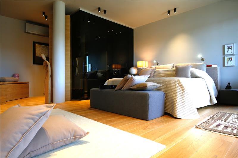 11 Bedroom Villa with Outdoor Pool and Indoor Penthouse Pool near Pula, sleeps 22-26