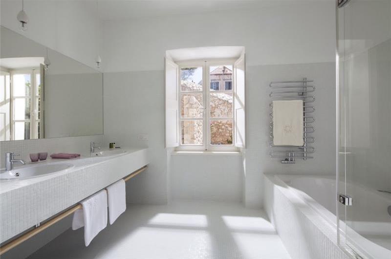7 Bedroom Villa with Pool near Dubrovnik Old Town, sleeps 14-16