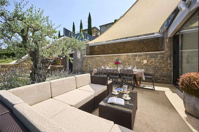 4 Bedroom Luxury Villa Retreat with Heated Infinity Pool near Buje, Sleeps 8-10