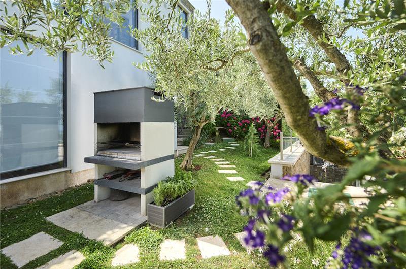 4 Bedroom Luxury Villa Retreat with Heated Infinity Pool near Buje, Sleeps 8-10