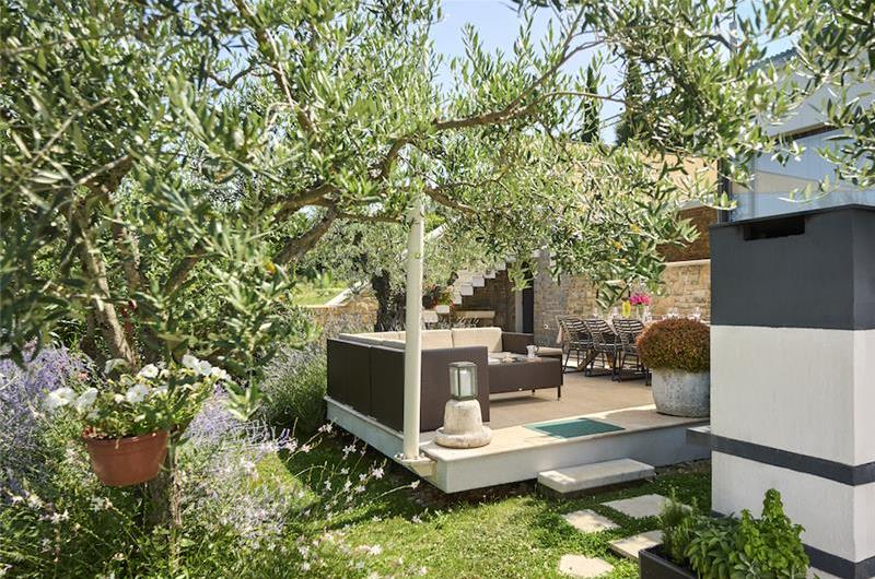 4 Bedroom Luxury Villa Retreat with Heated Infinity Pool near Buje, Sleeps 8-10