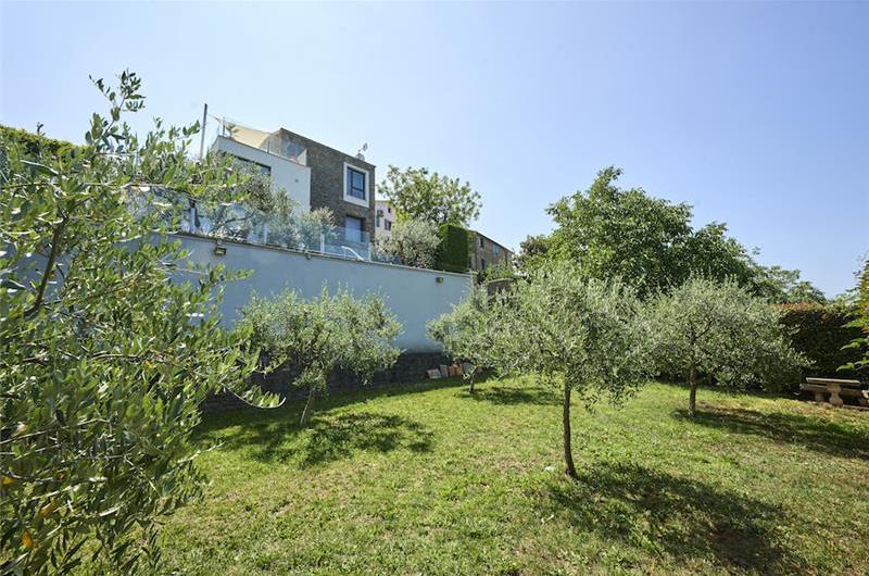 4 Bedroom Luxury Villa Retreat with Heated Infinity Pool near Buje, Sleeps 8-10