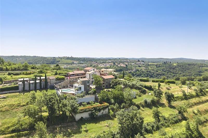 4 Bedroom Luxury Villa Retreat with Heated Infinity Pool near Buje, Sleeps 8-10