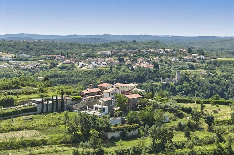 4 Bedroom Luxury Villa Retreat with Heated Infinity Pool near Buje, Sleeps 8-10