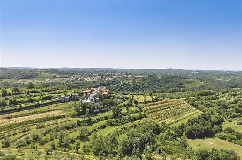 4 Bedroom Luxury Villa Retreat with Heated Infinity Pool near Buje, Sleeps 8-10