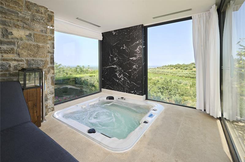 4 Bedroom Luxury Villa Retreat with Heated Infinity Pool near Buje, Sleeps 8-10