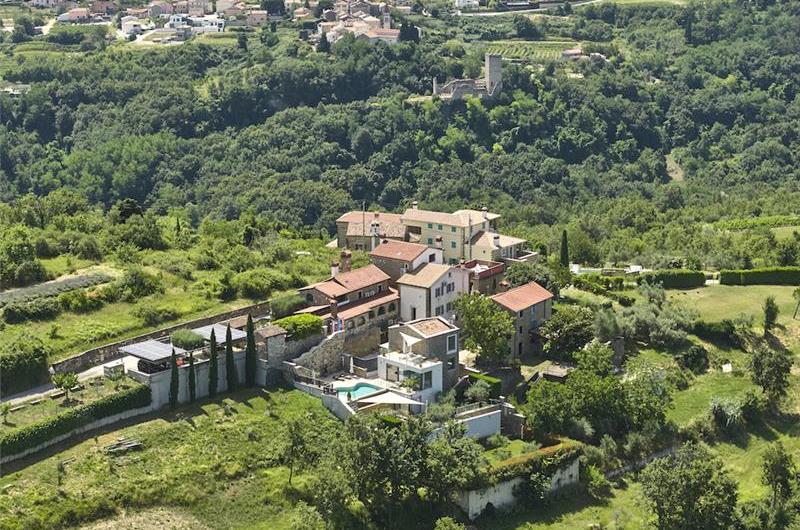 4 Bedroom Luxury Villa Retreat with Heated Infinity Pool near Buje, Sleeps 8-10