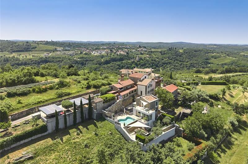 4 Bedroom Luxury Villa Retreat with Heated Infinity Pool near Buje, Sleeps 8-10
