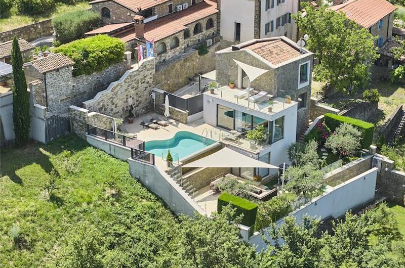 4 Bedroom Luxury Villa Retreat with Heated Infinity Pool near Buje, Sleeps 8-10