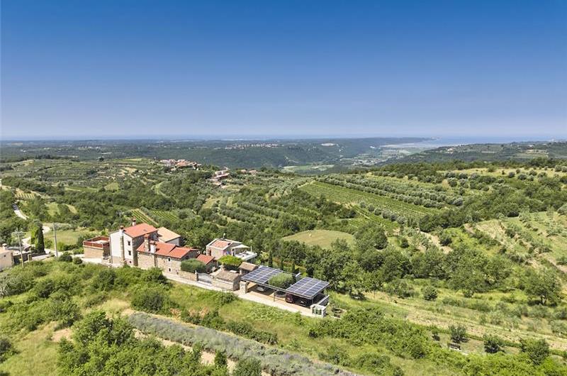 4 Bedroom Luxury Villa Retreat with Heated Infinity Pool near Buje, Sleeps 8-10